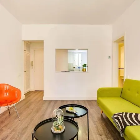 Colorful With Cozy Terrace In Gracia