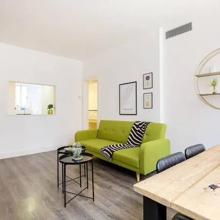 Colorful With Cozy Terrace In Gracia *