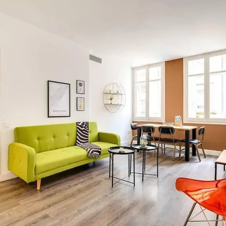 Colorful With Cozy Terrace In Gracia