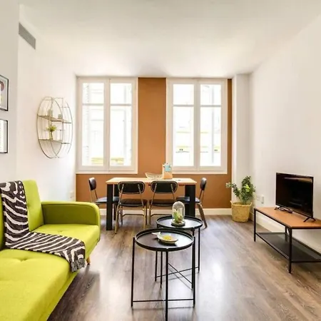 Colorful With Cozy Terrace In Gracia