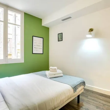 Colorful With Cozy Terrace In Gracia Barcelona